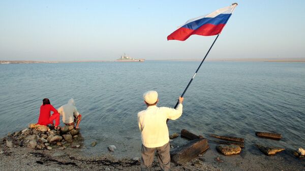 Жители Крыма с флагом России. Архивное фото