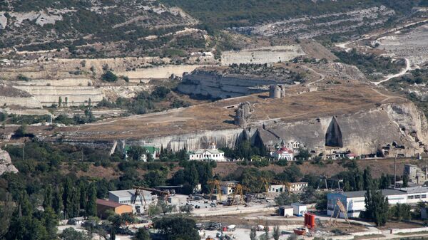 Вид на Монастырскую гору, на вершине которой возвышаются руины крепости Каламита. Ниже, в скальном массиве, - Свято-Климентовский пещерный монастырь