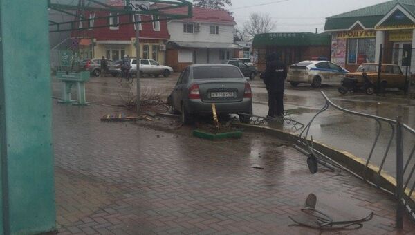 В Николаевке автоледи снесла забор