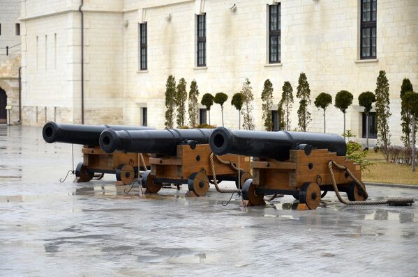 Пушки на Константиновской батарее в Севастополе