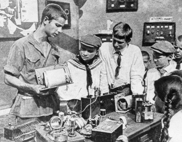 Пионеры изучают устройство радиоприемника