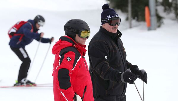 Президент РФ Владимир Путин и президент Белоруссии Александр Лукашенко во время катания на лыжах в Сочи. 13 февраля 2019