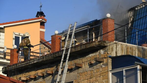 Сотрудники МЧС тушат пожар в частном доме на ул. Миронова в Симферополе