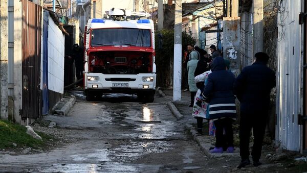 Пожарная машина на ул. Миронова в Симферополе, где загорелся частный дом