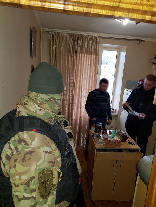 В Феодосии по подозрению в сбыте наркотиков полицейскими задержана супружеская пара В Феодосии по подозрению в сбыте наркотиков полицейскими задержана супружеская пара