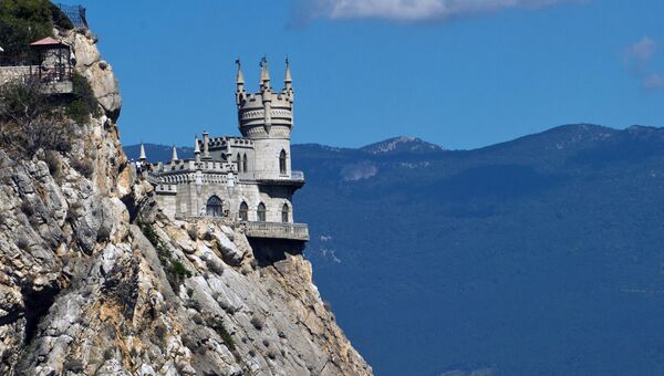 Замок Ласточкино гнездо на береговой скале в поселке Гаспра в Крыму.