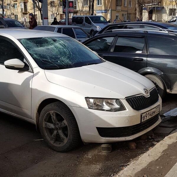 В Симферополе листы металлопрофиля упали на припаркованные автомобили В Симферополе листы металлопрофиля упали на припаркованные автомобили
