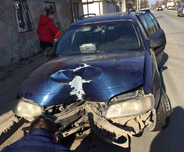 Последствия ДТП с участием двух автомобилей на перекрестке улиц Чехова и Красноармейская в Симферополе Последствия ДТП с участием двух автомобилей на перекрестке улиц Чехова и Красноармейская в Симферополе