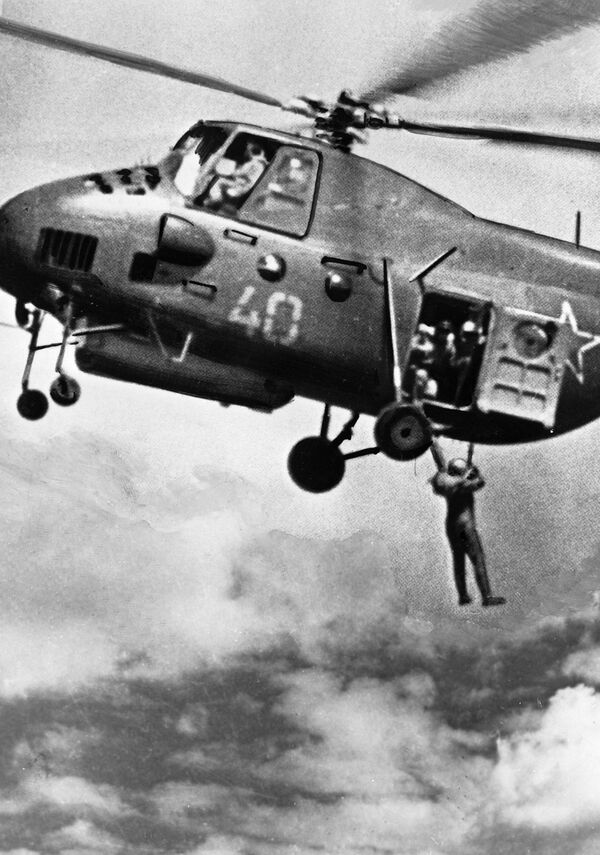 Военные учения, парашютист выпрыгивает из вертолета, 1936 год