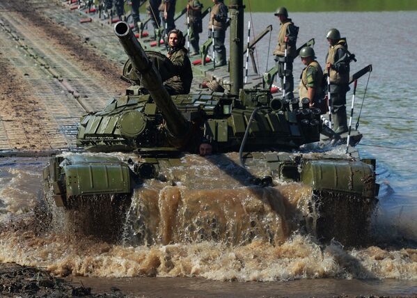 Танк Т-72 преодолевает водную преграду на военных ученияч в Приморском крае, 2017 год