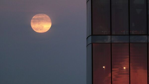 Суперлуние, наблюдаемое со смотровой площадки башни Око Московского международного делового центра (ММДЦ) Москва-Сити