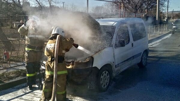 Спасатели МЧС тушат загоревшийся в Крыму автомобиль