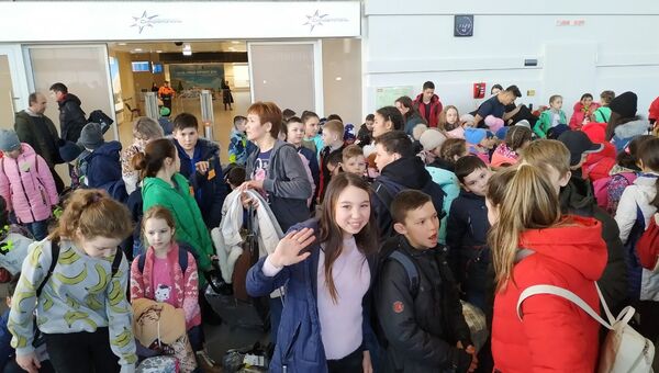 Дети из Сибая, прилетевшие на оздоровление в Крым в международном аэропорту Симферополь