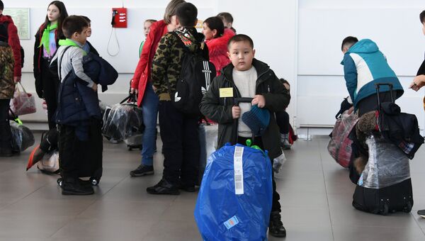 Прилетевшие на оздоровление в Крым дети из Сибая в международном аэропорту Симферополь