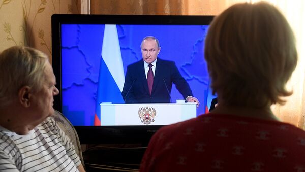 Россияне смотрят телевизионную трансляцию ежегодного послания президента РФ Владимира Путина к Федеральному собранию. 20 февраля 2019