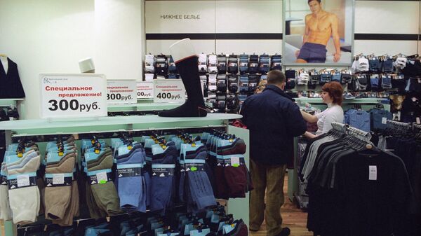 Продажа мужских носков в торговом зале магазина