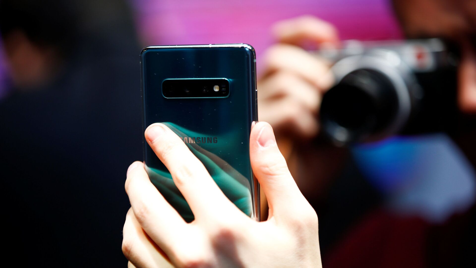Журналист фотографирует новый Samsung Galaxy S10e  на презентации в Лондоне  - РИА Новости, 1920, 02.12.2019
