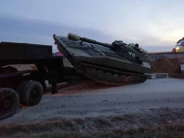 В Крыму военный КамАЗ смял легковушку В Крыму военный КамАЗ смял легковушку