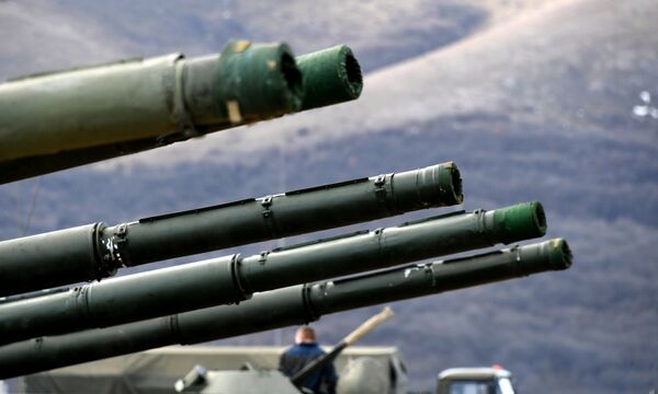 Дула военной бронетехники на территории отдельной бригады береговой обороны Черноморского флота в Крыму Дула военной бронетехники на территории отдельной бригады береговой обороны Черноморского флота в Крыму