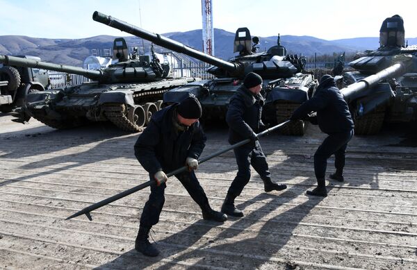 Техобслуживание бронетехники военными отдельной бригады береговой обороны Черноморского флота в Крыму Техобслуживание бронетехники военными отдельной бригады береговой обороны Черноморского флота в Крыму