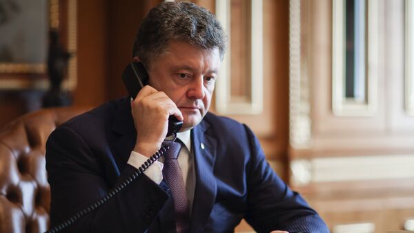 Президент Украины Петр Порошенко во время телефонного разговора