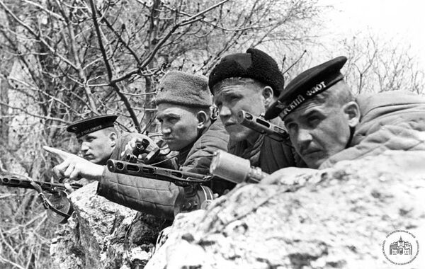 Бойцы 7-й бригады морской пехоты Черноморского флота. Севастополь, 1942 год Бойцы 7-й бригады морской пехоты Черноморского флота. Севастополь, 1942 год
