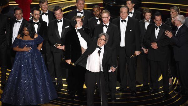 Режиссер Питер Фаррелли в центре, а также актеры и съемочная группа Зеленой книги получают награду за лучшую картину на Оскаре в театре Долби в Лос-Анджелесе. 24 февраля 2019