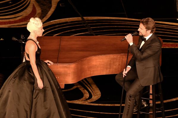 Леди Гага и Брэдли Купер исполняют песню Shallow на церемонии вручения наград Оскар