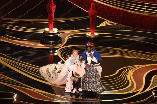 Мелисса Маккарти и Брайан Тайри Генри вручают приз за дизайн костюмов на церемонии вручения наград Оскар