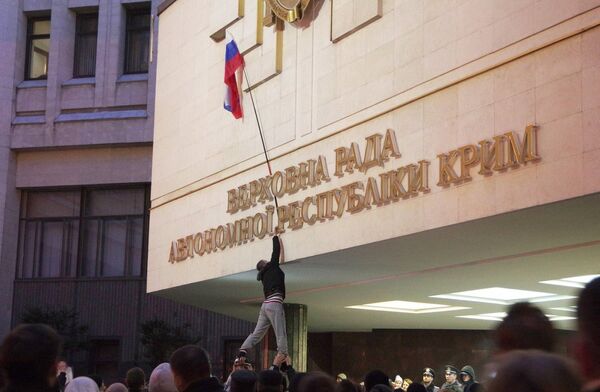 События 26 февраля 2014 года возле здания крымского парламента События 26 февраля 2014 года возле здания крымского парламента