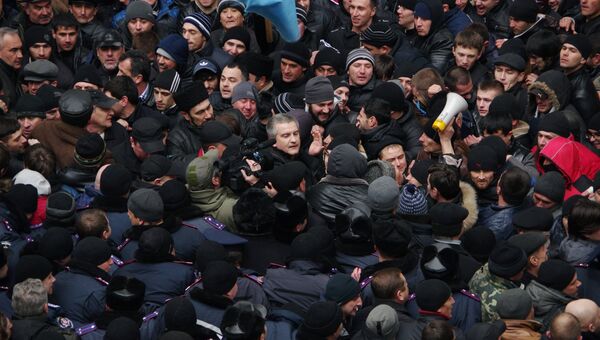 События 26 февраля 2014 года возле здания крымского парламента