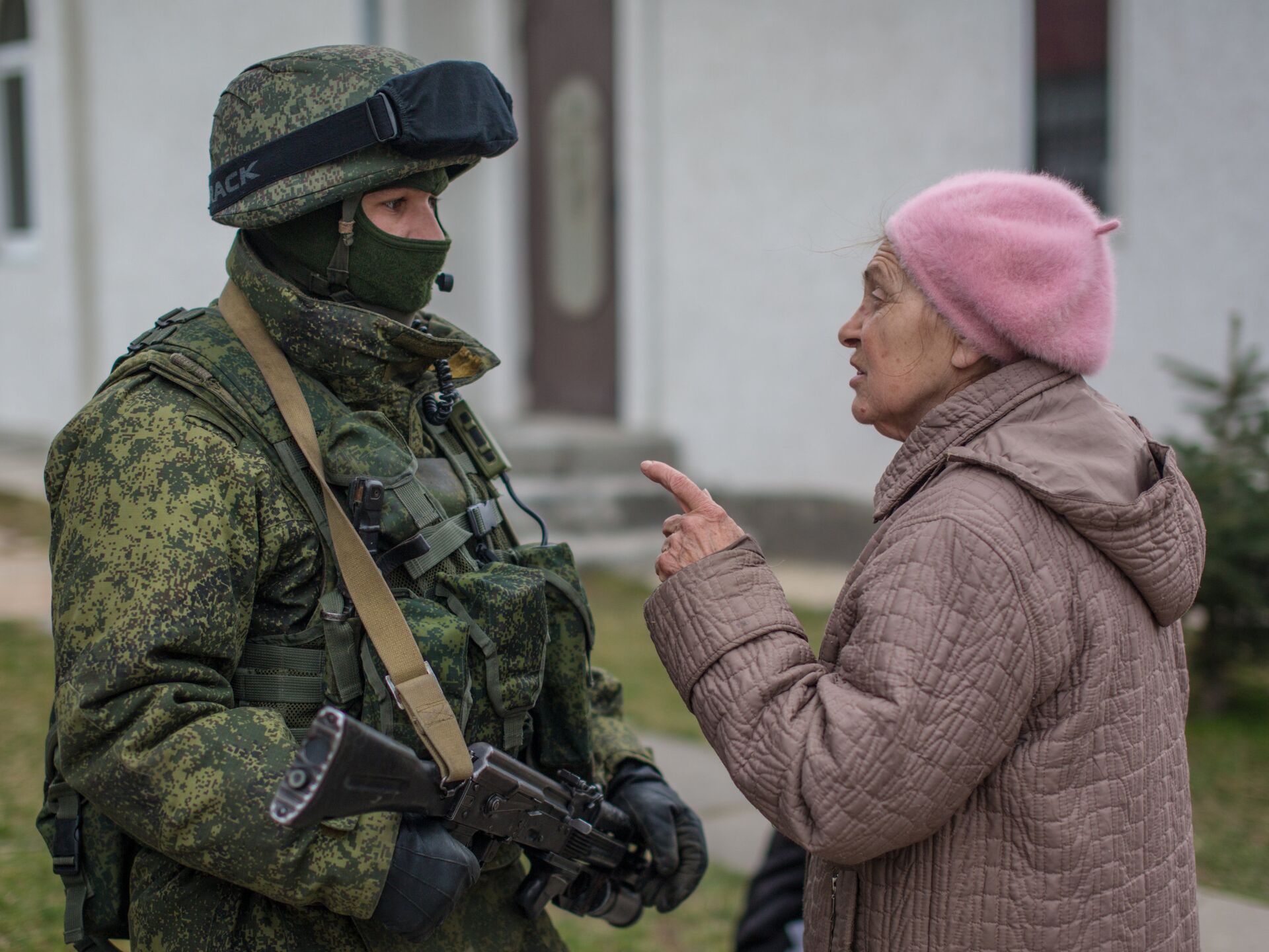 Вежливый солдат. Вежливые люди в Крыму. Добрые люди военные. Вежливые люди военные. Вежливые люди в Крыму 2014.