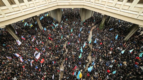 Участники массового митинга Встань на защиту Крыма у здания Верховной Рады Крыма в Симферополе. 26 февраля 2014