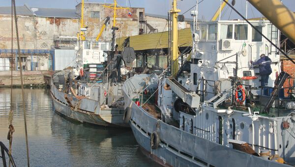 Рыболовные суда в керченском порту