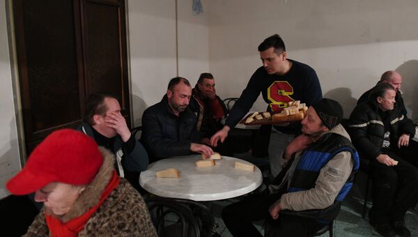 Обед в кафе для бездомных и нищих в Симферополе