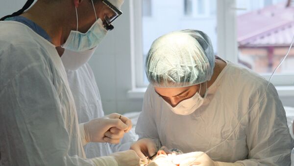 Пластические хирурги во время операции. Архивное фото