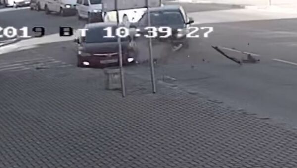 Пытался проскочить: ДТП в Севастополе попало на камеры видеонаблюдения