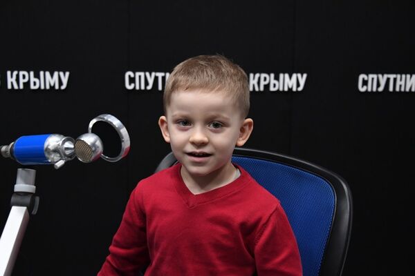 Юный рекордсмен из Евпатории Матвей Потехин в студии радио Спутник в Крыму