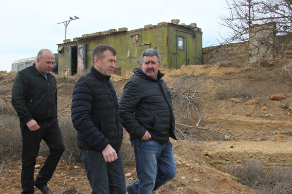Министр экологии и природных ресурсов Крыма Геннадий Нараев (в центре) во время проверки карьеров в Сакском районе Министр экологии и природных ресурсов Крыма Геннадий Нараев (в центре) во время проверки карьеров в Сакском районе
