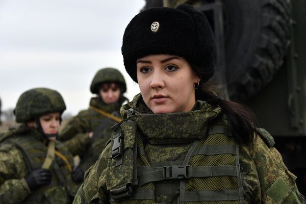 Военнослужащие женского боевого расчета по управлению беспилотными летательными аппаратами из бригады разведки Черноморского флота перед тренировочными полетами  БЛА Орлан-10