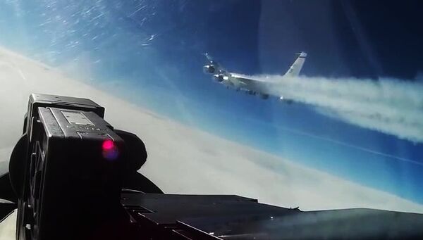 Перехват истребителем Су-27 самолета-разведчика США. Архивное фото