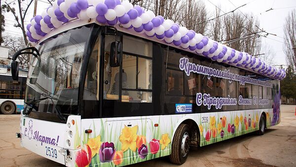 Праздничный троллейбус: в Симферополе пассажиркам дарили цветы и подарки