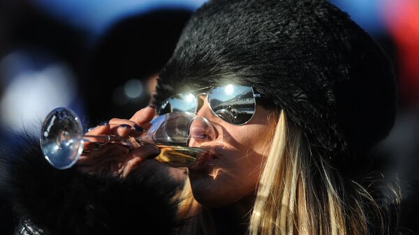 Женщина пьет вино