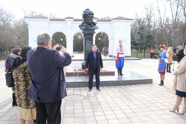 В Симферополе отметили 205-летие со дня рождения Тараса Шевченко В Симферополе отметили 205-летие со дня рождения Тараса Шевченко