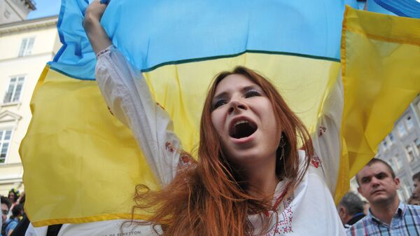 Участница марша единства болельщиков перед матчем Динамо (Киев) - Шахтер во Львове