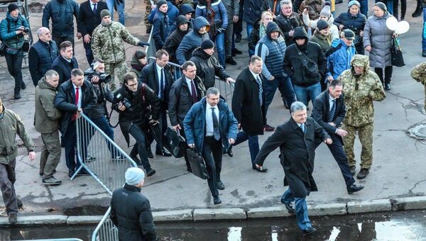 Петр Порошенко спешно покинул предвыборный митинг в Житомире