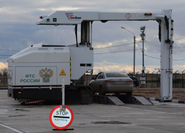 Досмотр автомобиля сотрудниками Крымской таможни в пункте пропуска Джанкой Досмотр автомобиля сотрудниками Крымской таможни в пункте пропуска Джанкой