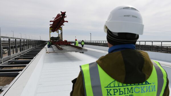 Укладка рельсовых звеньев на железнодорожной части Крымского моста