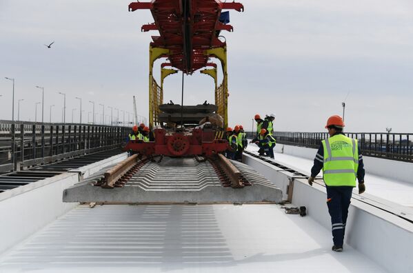 Укладка рельсовых звеньев на железнодорожной части Крымского моста