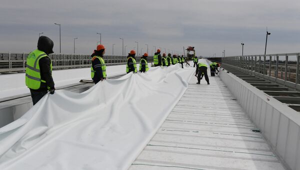 Подготовка к укладке рельсовых звеньев на железнодорожной части Крымского моста